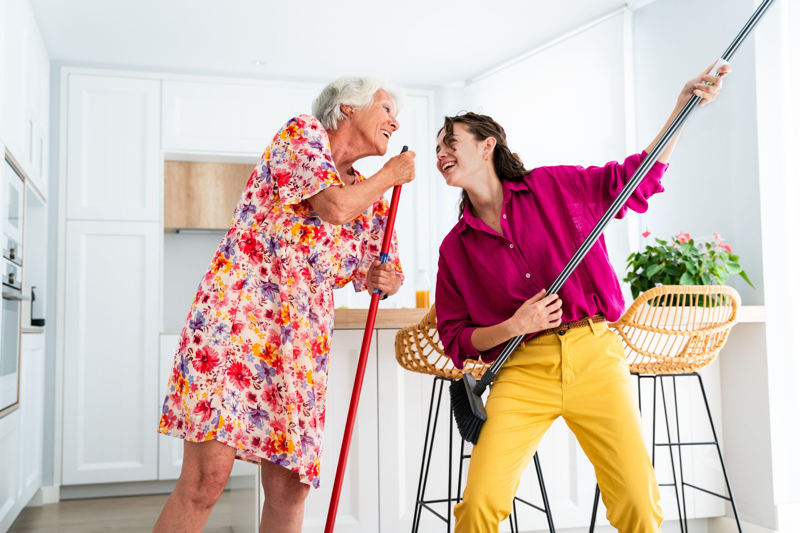 Unsere Kolleg:innen sind immer für Sie da! Ob Büro oder Pflege - Wir für Sie!